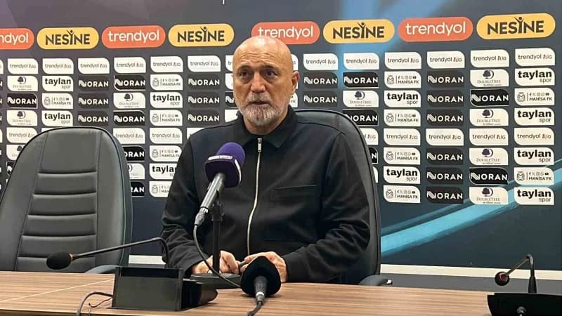 Manisa FK ve Esenler Erokspor futbolcuları maç sırasında mücadele ediyor
