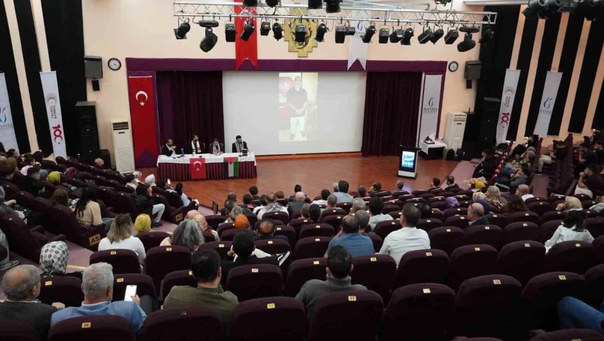 Türkiye’nin 7 bölgesindeki 9 ilde eş zamanlı düzenlenen "7 Bölge 9 Durak Tek Bir Vicdan" paneli, Manisa Celal Bayar Üniv