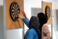 Manisa Gençlik ve Spor Bakanlığı yurtlarında dart turnuvası ve ebru sanatı etkinliği düzenleniyor