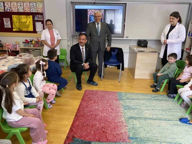 Manisa İl Milli Eğitim Müdürü Mehmet Uğurelli, Alaşehir’de gerçekleştirdiği okul ziyaretlerinde öğrencilerle bir araya g
