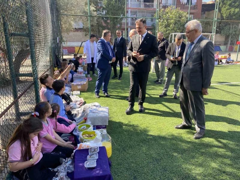 Manisa İl Milli Eğitim Müdürü Mehmet Uğurelli, Alaşehir’de gerçekleştirdiği okul ziyaretlerinde öğrencilerle bir araya g