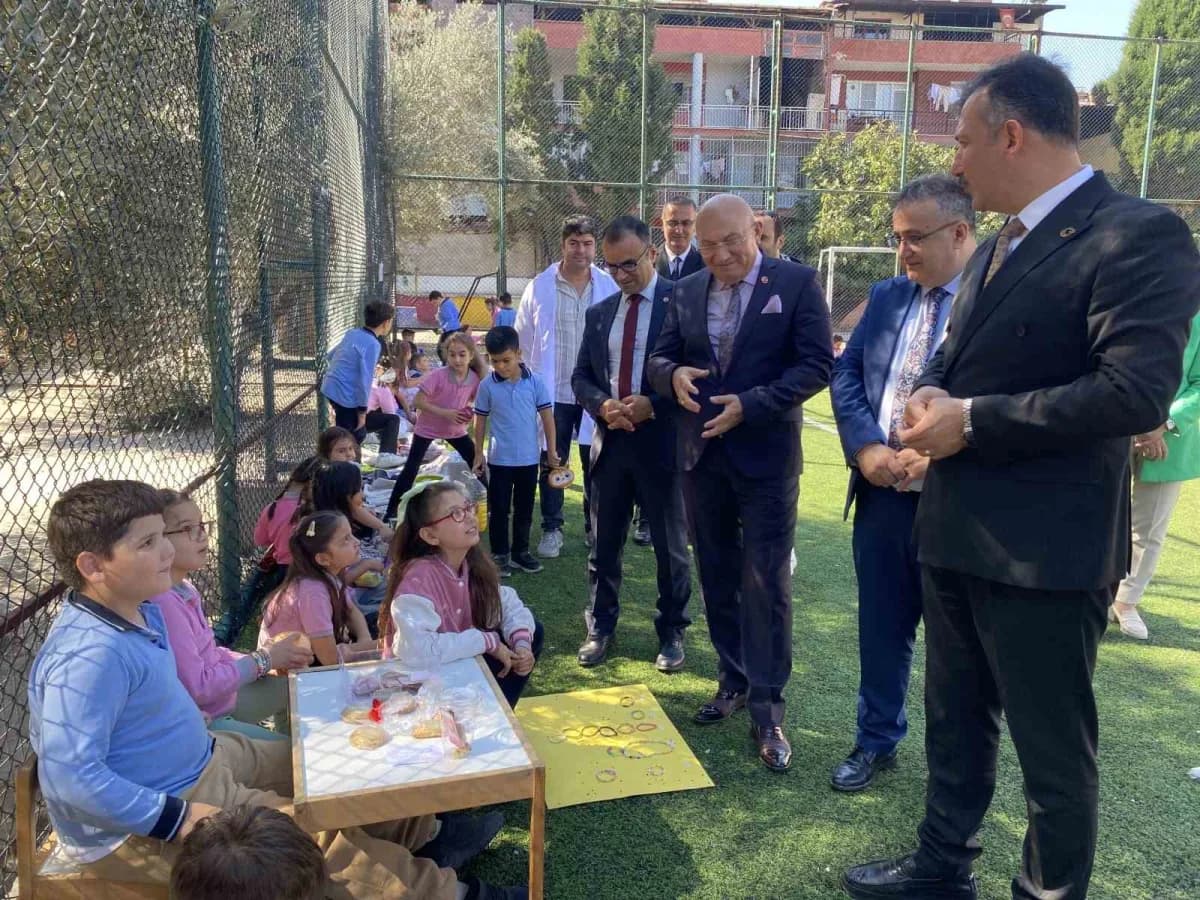 Manisa İl Milli Eğitim Müdürü Mehmet Uğurelli Alaşehir’de öğrencilerin kurduğu Minik Girişimciler Pazarı’nı ziyaret ediy