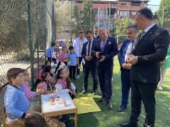 Manisa İl Milli Eğitim Müdürü Mehmet Uğurelli Alaşehir’de öğrencilerin kurduğu Minik Girişimciler Pazarı’nı ziyaret ediy