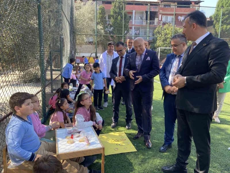 Manisa İl Milli Eğitim Müdürü Mehmet Uğurelli Alaşehir’de öğrencilerin kurduğu Minik Girişimciler Pazarı’nı ziyaret ediy