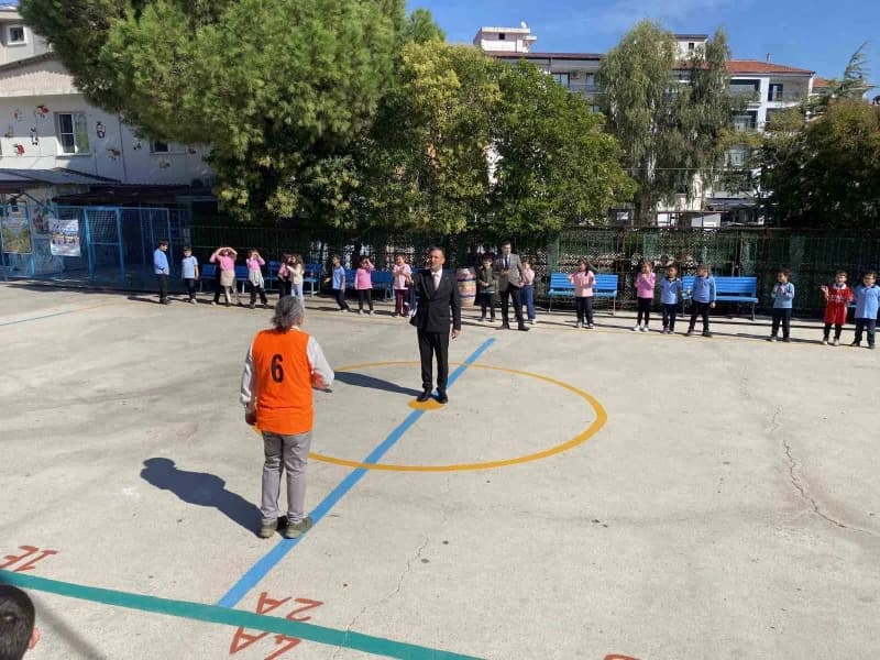 Manisa İl Milli Eğitim Müdürü Mehmet Uğurelli, Alaşehir’de gerçekleştirdiği okul ziyaretlerinde öğrencilerle bir araya g