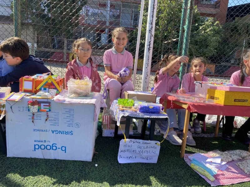 Manisa İl Milli Eğitim Müdürü Mehmet Uğurelli, Alaşehir’de gerçekleştirdiği okul ziyaretlerinde öğrencilerle bir araya g