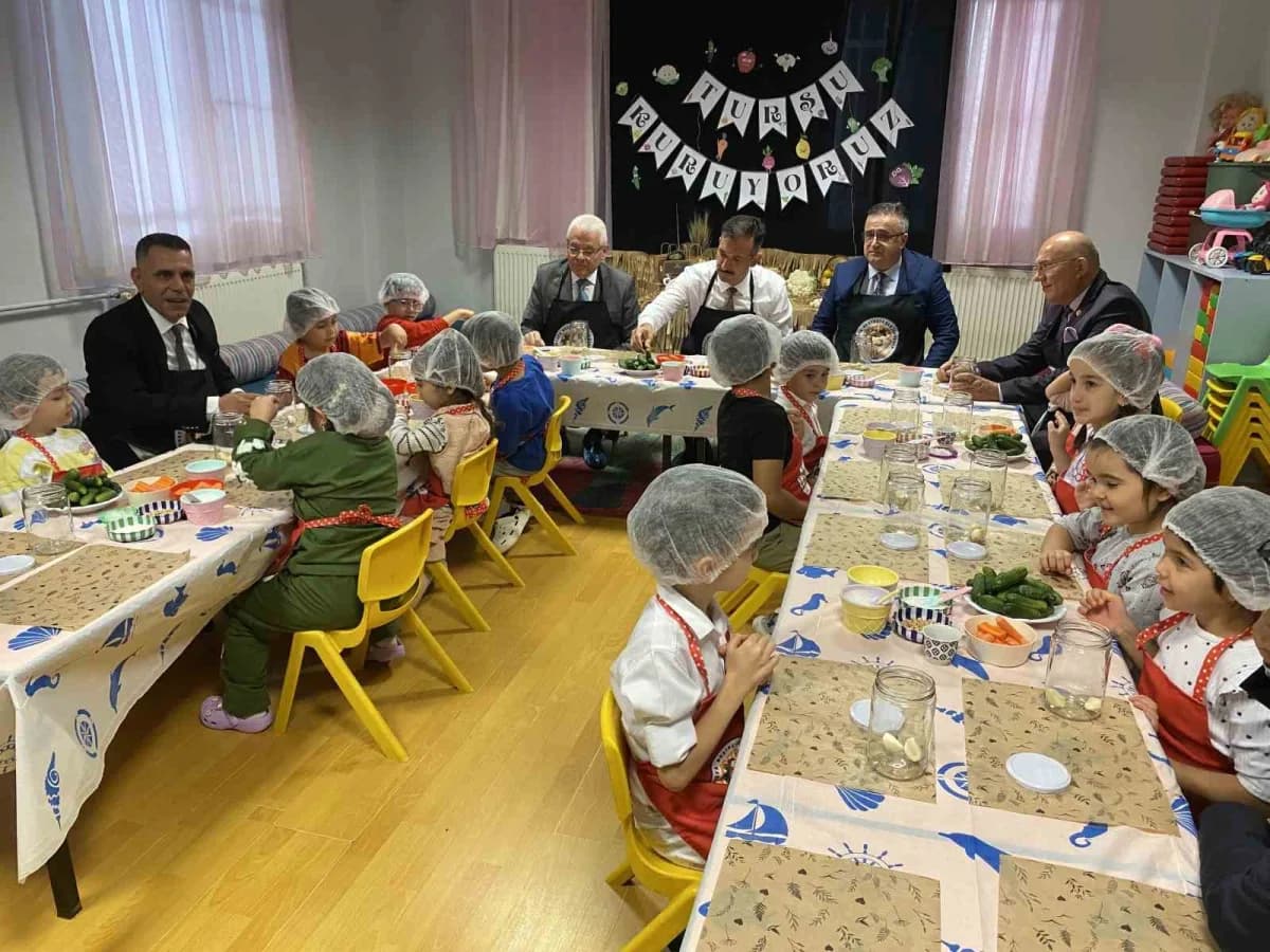 Manisa İl Milli Eğitim Müdürü Mehmet Uğurelli, Alaşehir’de gerçekleştirdiği okul ziyaretlerinde öğrencilerle bir araya g