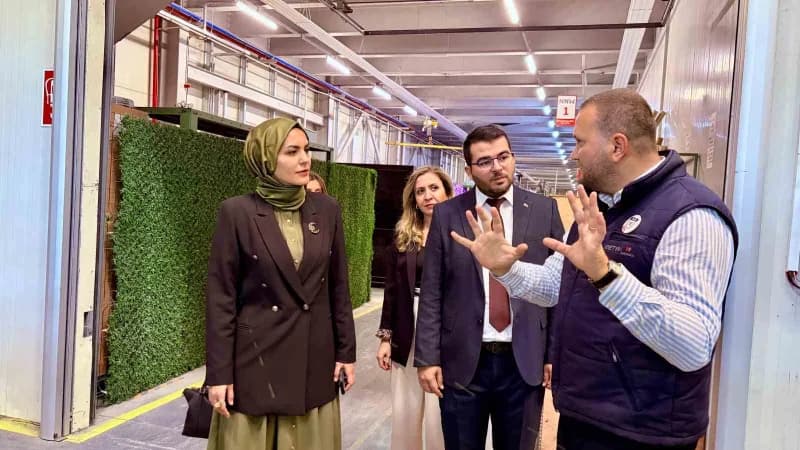 Manisa Çalışma ve İş Kurumu İl Müdürlüğü binası önünde çalışanlar ve iş arayanlarla görüşme