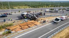 Manisa Akhisar’da tur otobüsü ve çekici çarpışması sonrası kaza alanı ve kurtarma çalışmaları