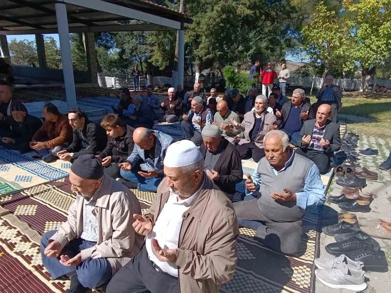 Genç hafızın ailesi tarafından verilen hayır yemeğinde mahalle sakinleri bir araya geldi