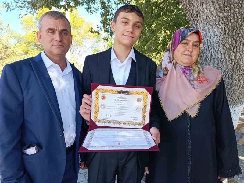 Oğullarının hafız olmasının sevincini mahalle sakinleriyle paylaşmak isteyen Dilek ve İsmail Alev çifti, komşuları ve do