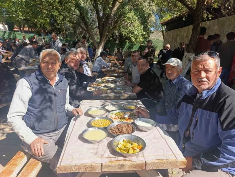 Genç hafızın ailesi tarafından verilen hayır yemeğinde mahalle sakinleri bir araya geldi