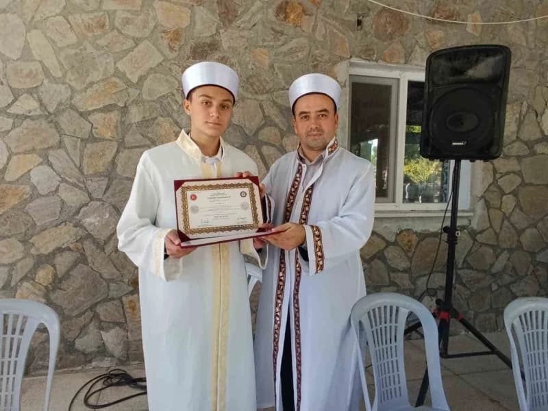 Manisa Kırkağaç'ta 14 yaşındaki Haluk Alev hafızlık icazet belgesini aldı ve hayır yemeği düzenlendi