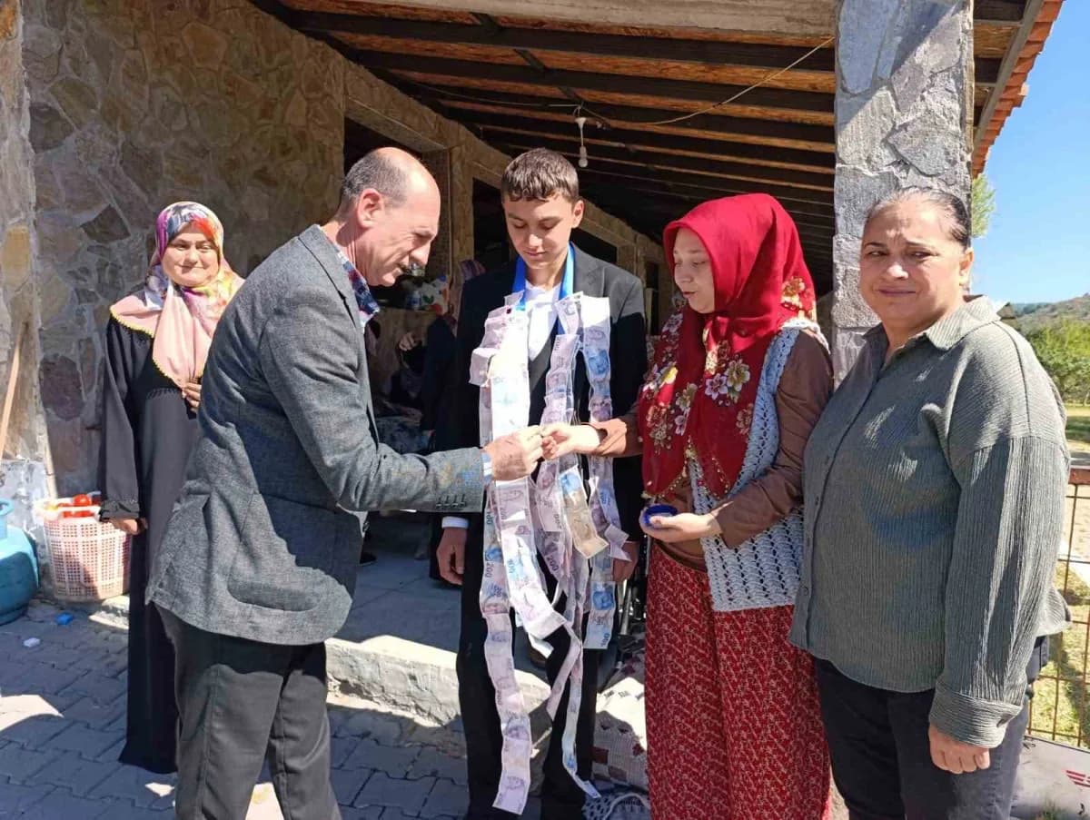 Manisa'nın Kırkağaç ilçesinde 14 yaşındaki Haluk Alev, 1 buçuk yılda hafızlığını tamamlayarak icazet belgesini aldı.