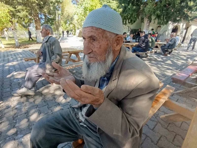 Genç hafızın ailesi tarafından verilen hayır yemeğinde mahalle sakinleri bir araya geldi