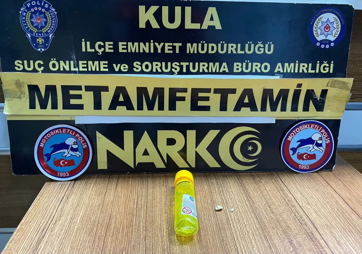 Manisa Kula ilçesinde polis ekiplerinin aranan şahıslar ve uyuşturucu operasyonu sırasında yaptığı çalışmalar