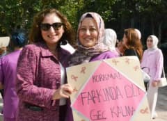 Manisa'da düzenlenen pembe kurdeleli meme kanseri farkındalık yürüyüşünden bir görüntü
