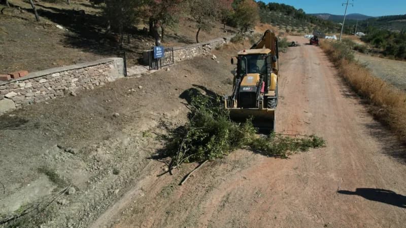Ekipler, Yunusemre ilçesinde Maldan, Karahüseyinli ve Süngüllü mahallelerinin kullandığı mezarlıklarda da bakım, onarım
