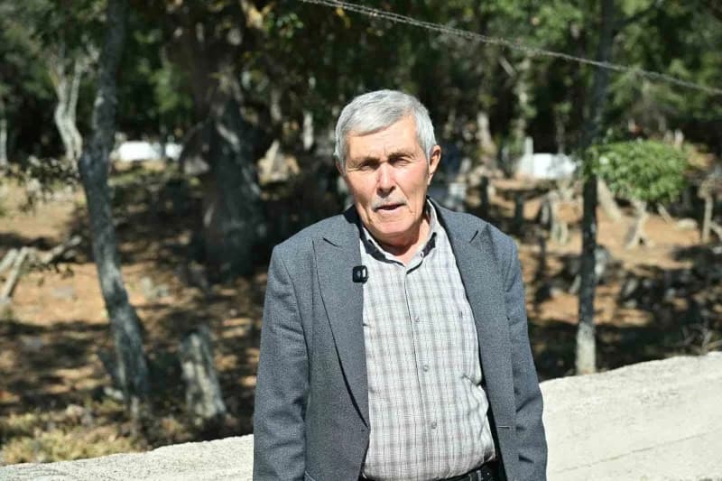 Karahüseyinli Mahalle Muhtarı Müştak Kamavi, Karahüseyinli ve Süngüllü mahallelerinin ortak kullandığı mezarlığın geçmiş