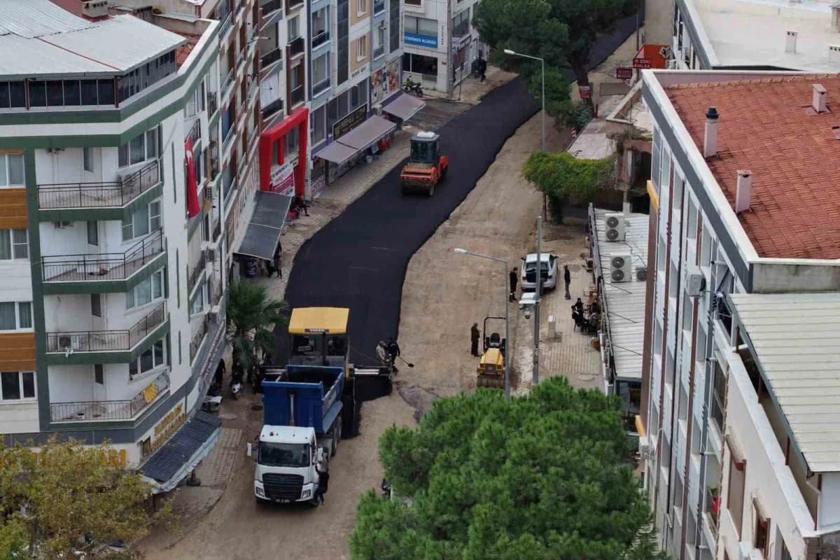 Manisa Muradiye Mahallesi’nde devam eden sıcak asfalt çalışması ve altyapı yatırımları