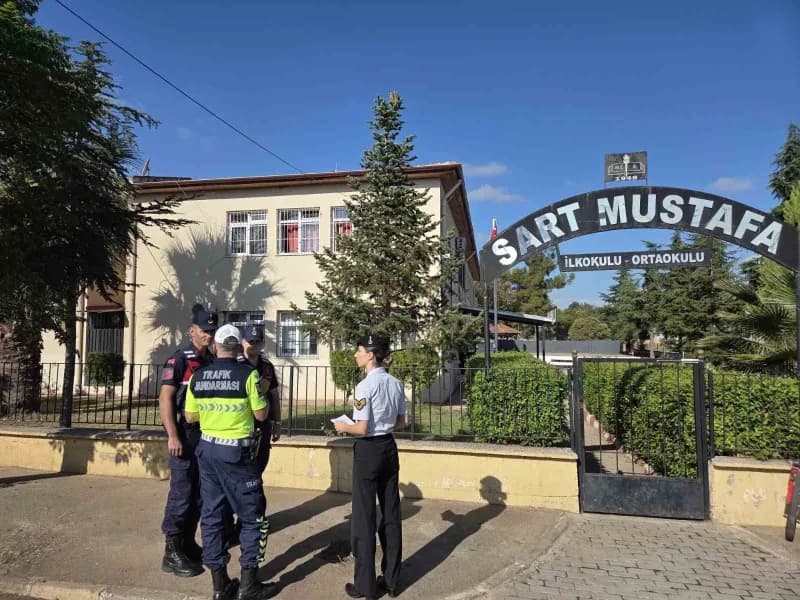 Manisa’da Öğrencilerin güvenli bir ortamda eğitim görmesi amacıyla Emniyet ve Jandarma ekipleri, 14