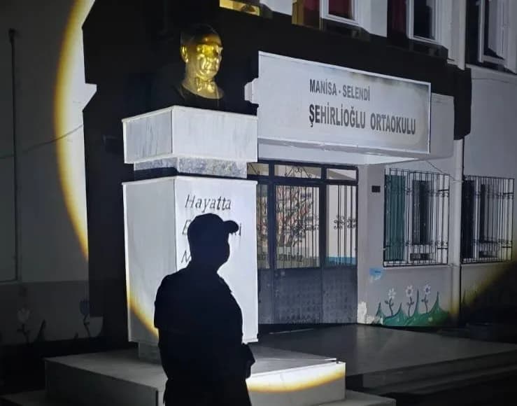 Manisa’da Öğrencilerin güvenli bir ortamda eğitim görmesi amacıyla Emniyet ve Jandarma ekipleri, 14