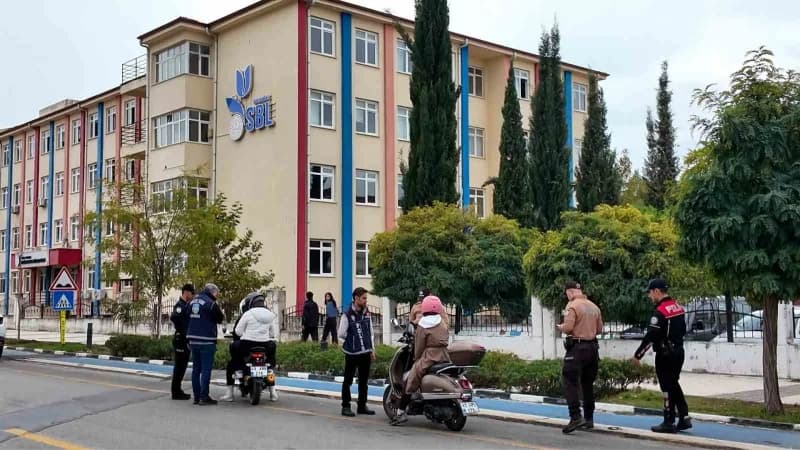 Manisa’da Öğrencilerin güvenli bir ortamda eğitim görmesi amacıyla Emniyet ve Jandarma ekipleri, 14