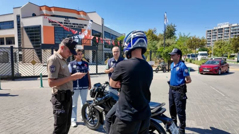 Manisa’da Öğrencilerin güvenli bir ortamda eğitim görmesi amacıyla Emniyet ve Jandarma ekipleri, 14