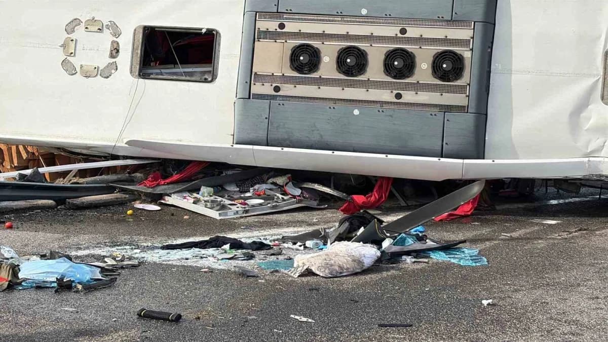 Manisa’nın Akhisar ilçesinde çekicinin tur otobüsüne çarpması sonucu 11 kişinin hayatını kaybettiği, 27 kişinin yaraland