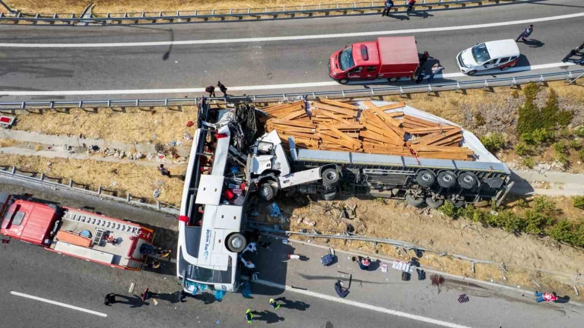 Manisa Akhisar'da çekicinin tur otobüsüne çarptığı kazadan sonra olay yeri görüntüsü