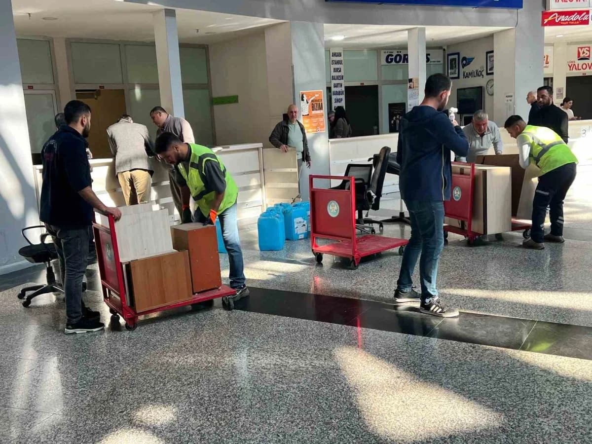 Manisa Büyükşehir Belediyesi Şehirler Arası Otobüs Terminali'nde bilet gişelerinin tahliyesine tepki gösteren eski işlet