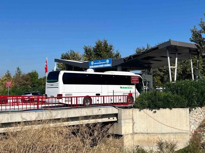 Manisa Büyükşehir Belediyesi Şehirler Arası Otobüs Terminali'nde bilet gişelerinin tahliyesine tepki gösteren eski işlet