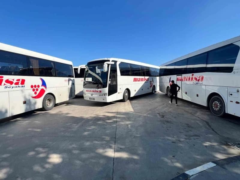 Manisa Büyükşehir Belediyesi Şehirler Arası Otobüs Terminali'nde bilet gişelerinin tahliyesine tepki gösteren eski işlet