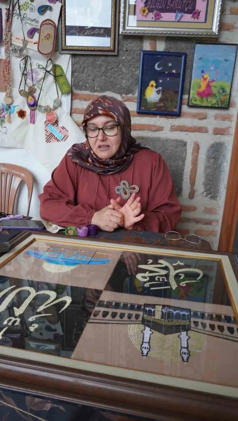 Manisa’da makine nakışı eğitmenliği yapan Bilgin Barutçu, sabah namazına yakın rüyasında gördüğü tasarımı nakış makinesi