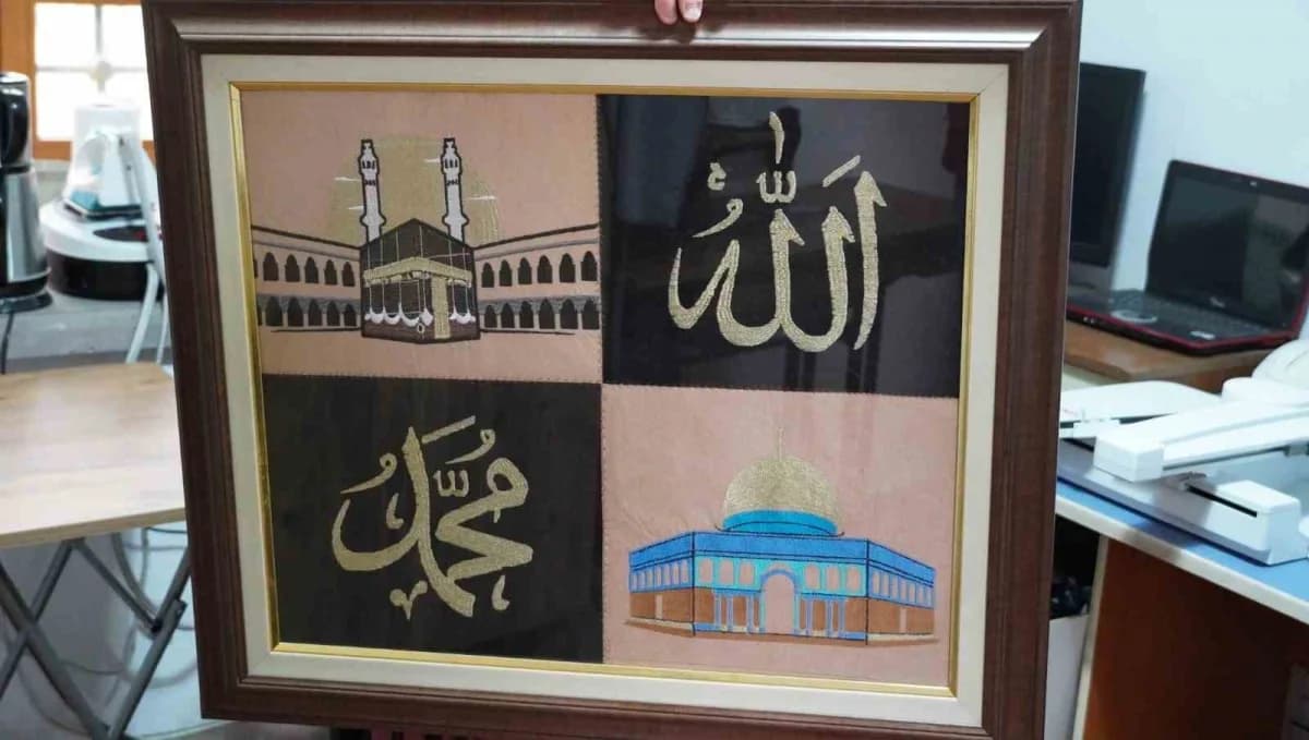 Manisa’da makine nakışı eğitmeni Bilgin Barutçu, rüyasında gördüğü manevi tasarımı nakış makinesinde işliyor