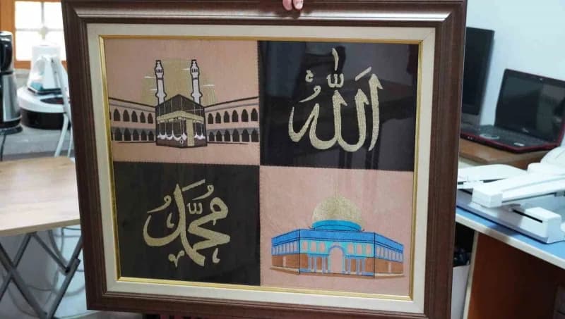 Manisa’da makine nakışı eğitmeni Bilgin Barutçu, rüyasında gördüğü manevi tasarımı nakış makinesinde işliyor