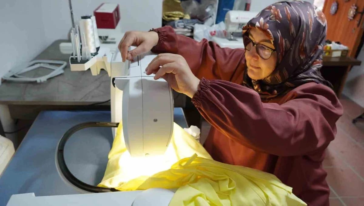 Manisa’da makine nakışı eğitmenliği yapan Bilgin Barutçu, sabah namazına yakın rüyasında gördüğü tasarımı nakış makinesi