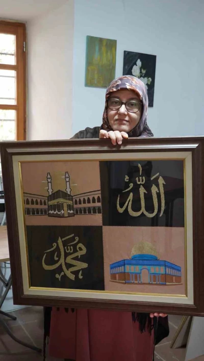 Manisa’da makine nakışı eğitmenliği yapan Bilgin Barutçu, sabah namazına yakın rüyasında gördüğü tasarımı nakış makinesi