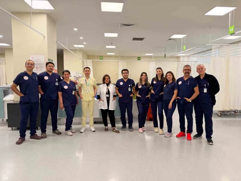 Manisa Şehir Hastanesi binası ve sağlık çalışanları