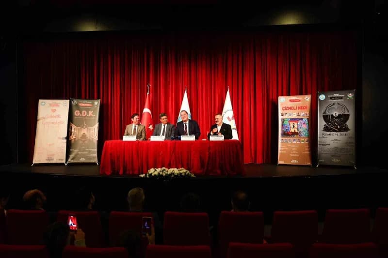 Yeni sezon öncesinde düzenlenen tanıtım toplantısına Manisa Büyükşehir Belediye Başkanı Besim Dutlulu (Sağdan 2.), Genel
