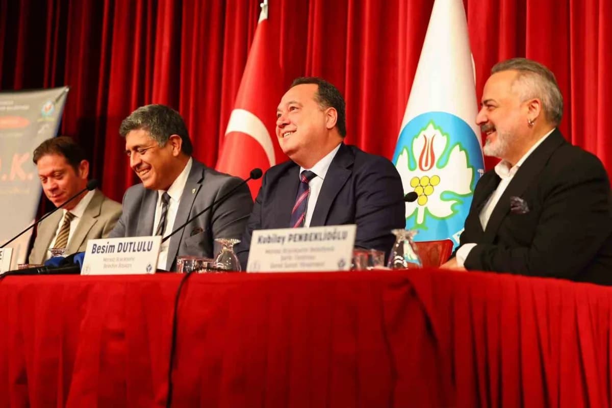 Yeni sezon öncesinde düzenlenen tanıtım toplantısına Büyükşehir Belediye Başkanı Dutlulu, Genel Sekreter Burak Deste, Kü