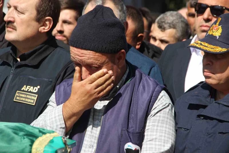 Kerim Ören'in babası Yaşar Ören de cenaze namazı ve taziyeleri kabul sırasında gözyaşlarına hakim olamadı.