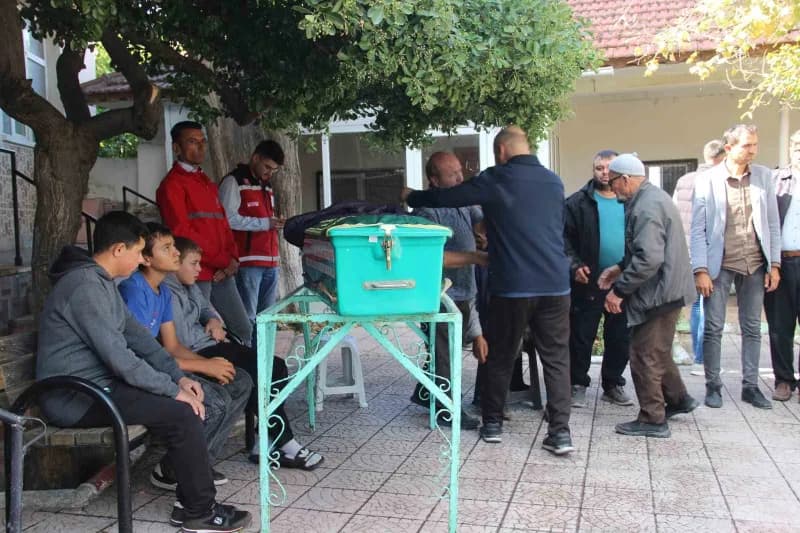 İki çocuk babası Ören'in cenazesinde, 13 yaşındaki büyük oğlu Yaşar'ın babasının tabutunun başından ayrılmaması yürekler