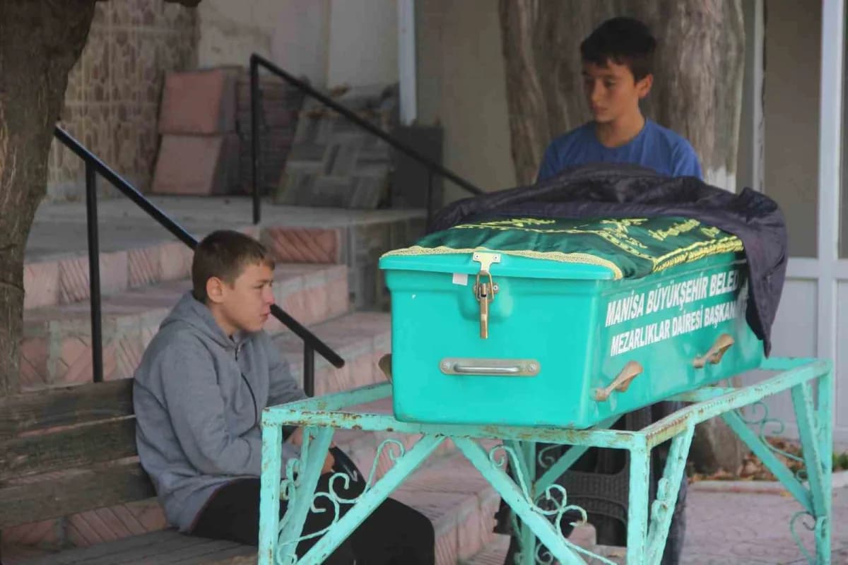 İki çocuk babası Ören'in cenazesinde, 13 yaşındaki büyük oğlu Yaşar'ın babasının tabutunun başından ayrılmaması yürekler