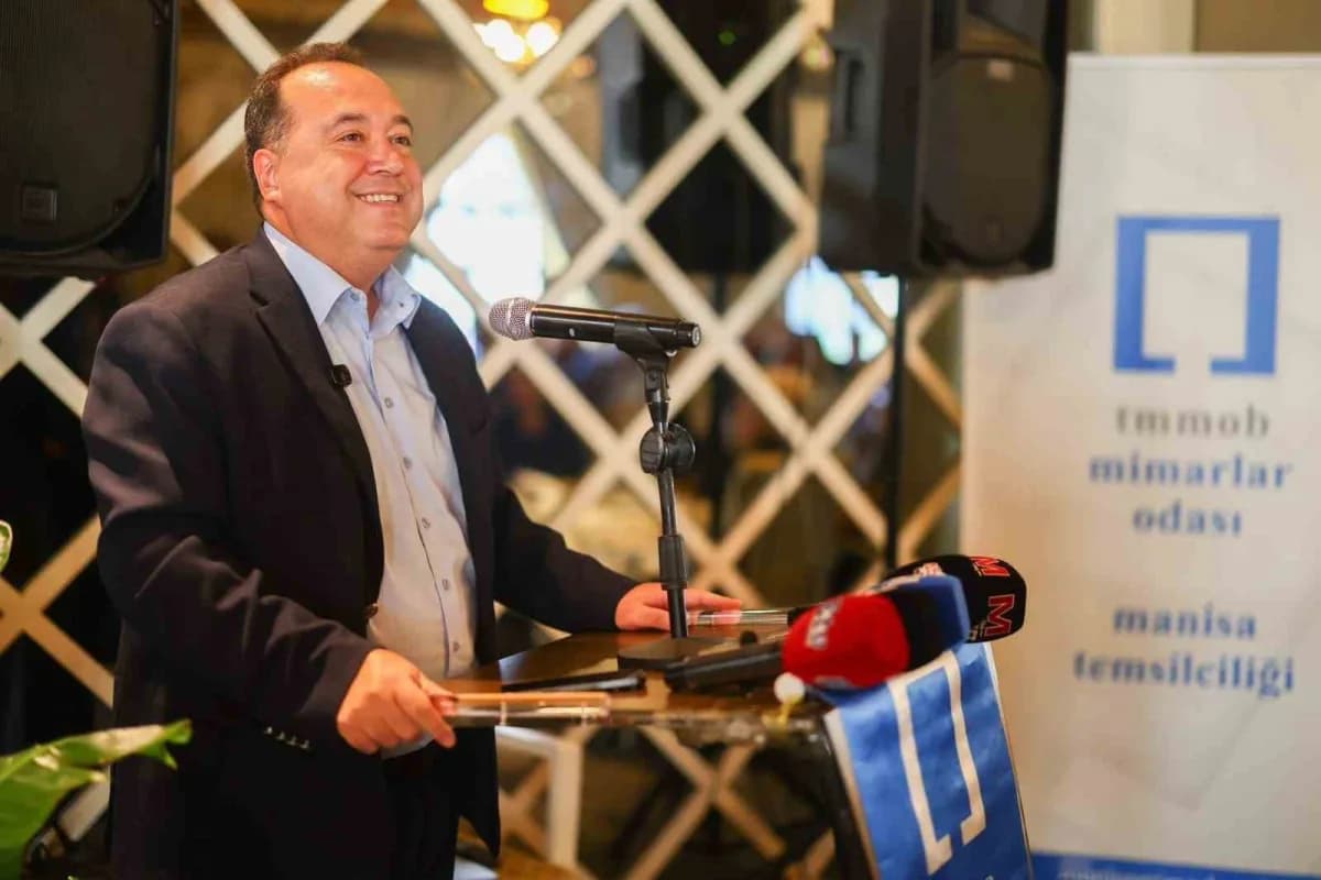 Manisa Büyükşehir Belediye Başkanı Besim Dutlulu, Dünya Mimarlık Günü etkinliğinde konuşma yaparken