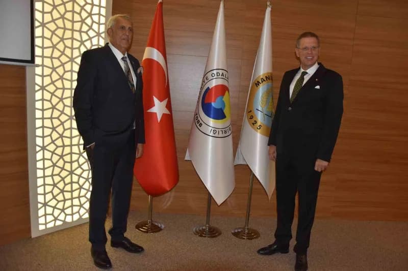Manisa Ticaret Borsası'nda Başkan ve meclis üyelerinin belirleneceği seçim heyecanı yaşanıyor. Mevcut Başkan Sadık Özkas