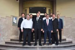 Manisa Ticaret Borsası binasında seçim için oy kullanan üyeler ve sandıklar
