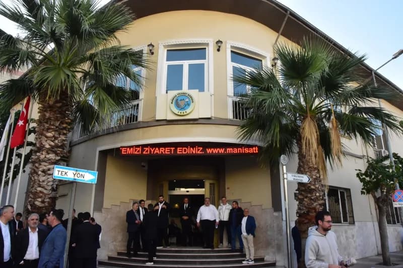 Manisa Ticaret Borsası'nda mevcut Başkan Sadık Özkasap ile Rıza Seyyar'ın yarıştığı seçimde 182 üye oy kullanıyor. Sandı
