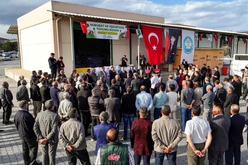 Manisa Büyükşehir Belediyesi, Demirci’de 342 üreticiye 93 bin 200 kilogram sertifikalı Tohum dağıtır