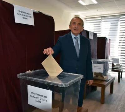 Manisa Ticaret ve Sanayi Odası binası önünde Mehmet Yılmaz ve yönetim kurulu üyeleri